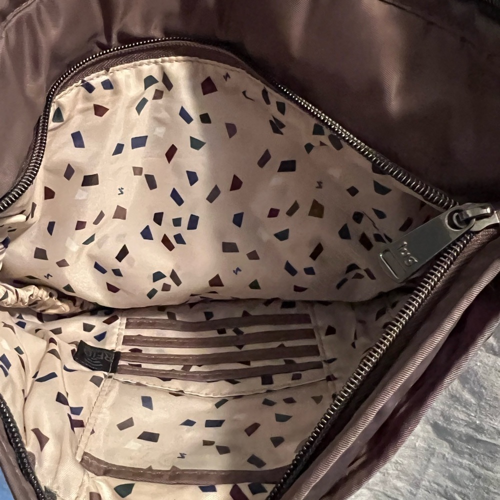 Lug Adagio Adjustable Crossbody/Shoulder Organizer in Taupe Brown. Quilted. - Picture 9 of 12